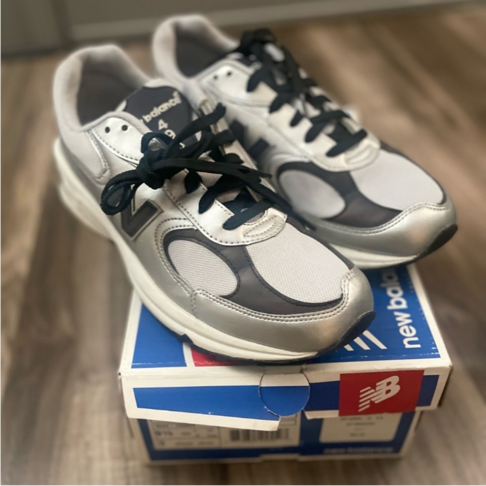 New Balance 498 (Metallic Silver/Dark Navy Blue) Cushioned Running Shoes